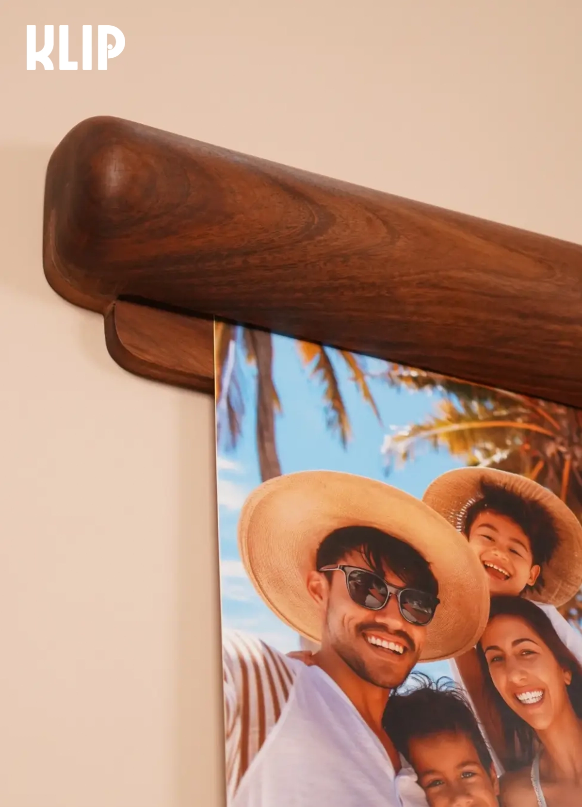 KLIP - Wall mounted paper display frame